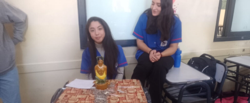 UNA JORNADA DIFERENTE: “ESTUDIANTES DE 5TO AÑO EXPLORAN LA RELACIÓN ENTRE LA LITERATURA Y LA GASTRONOMÍA EN EXPOSICIÓN SOBRE MITOS ANTIGUOS”