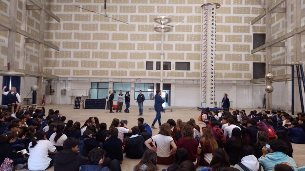 “Explorando la Ingeniería Eléctrica y la Alta Tensión en el Laboratorio LATEA de la UNSJ”