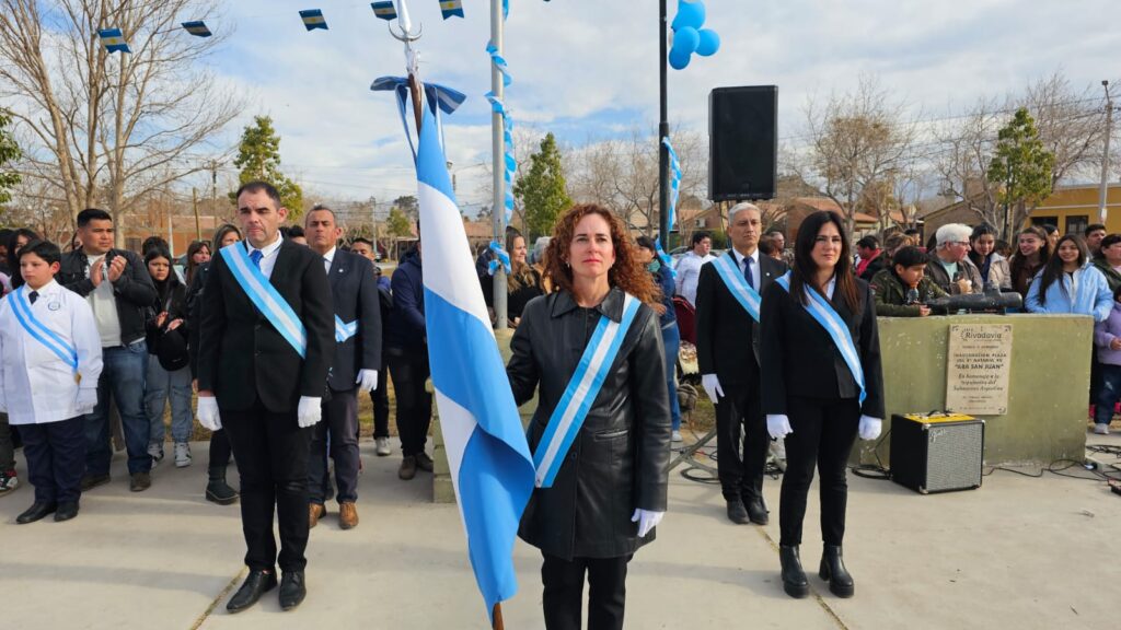 Cuerpo de Bandera Docente: Un reconocimiento a los docentes destacados en representación de todo el plantel.