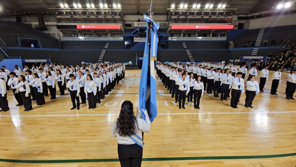 Celeste y blanca en el corazón: nuestros alumnos de 5° y 6° renovaron su Promesa a la Bandera