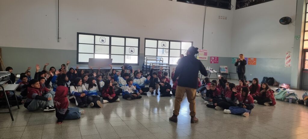 ¡Bienvenidos, futuros Mosconi! Los chicos de la Escuela Roque Sáenz Peña vivieron un día de secundaria