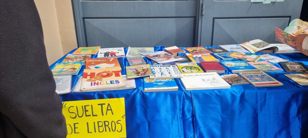 Libros libres: la Mosconi salió a regalar historias